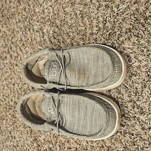 Boys size 5 hey dude